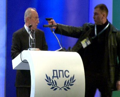 فيديو : محاولة اغتيال زعيم بلغاري مسلم على الهواء فيديو : محاولة اغتيال زعيم بلغاري مسلم على الهواء