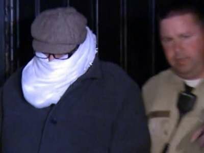 صور .. المصري صانع الفيلم المسيء ملثماً في قبضة الشرطة صور .. المصري صانع الفيلم المسيء ملثماً في قبضة الشرطة